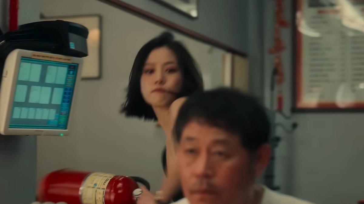 高旻示太瘋了!突拿滅火器重擊旅客頭部 金倫奭滿身濺血嚇到逃跑
