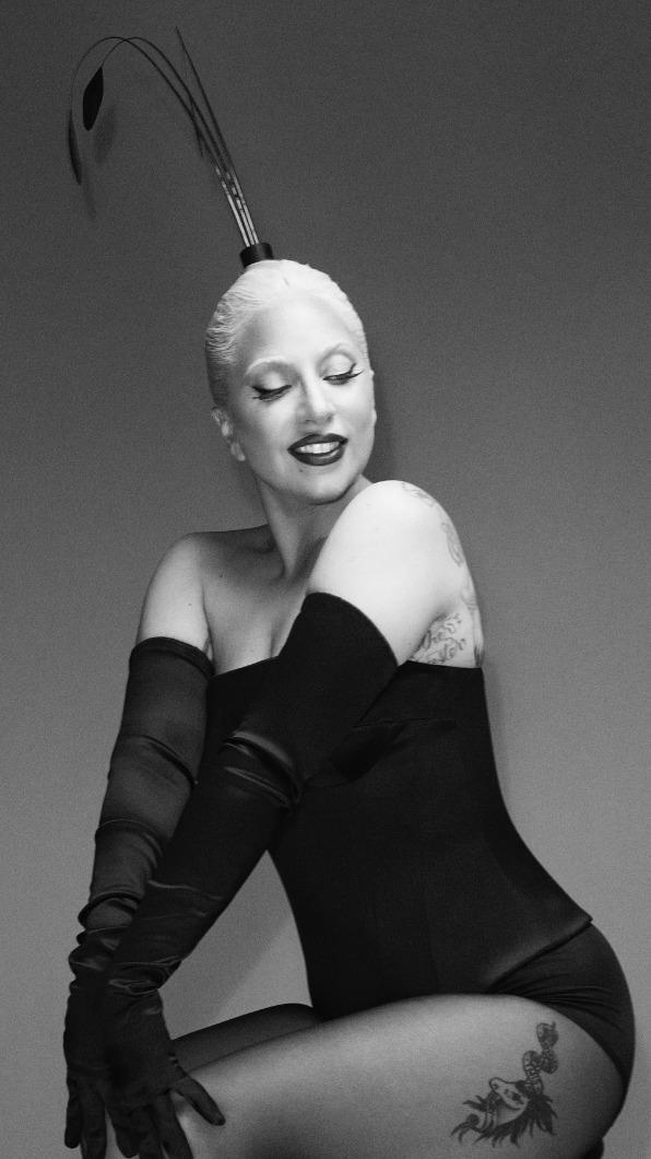 Lady Gaga內搭黑色緞面緊身馬甲與短褲。(圖/翻攝自Lady Gaga IG)