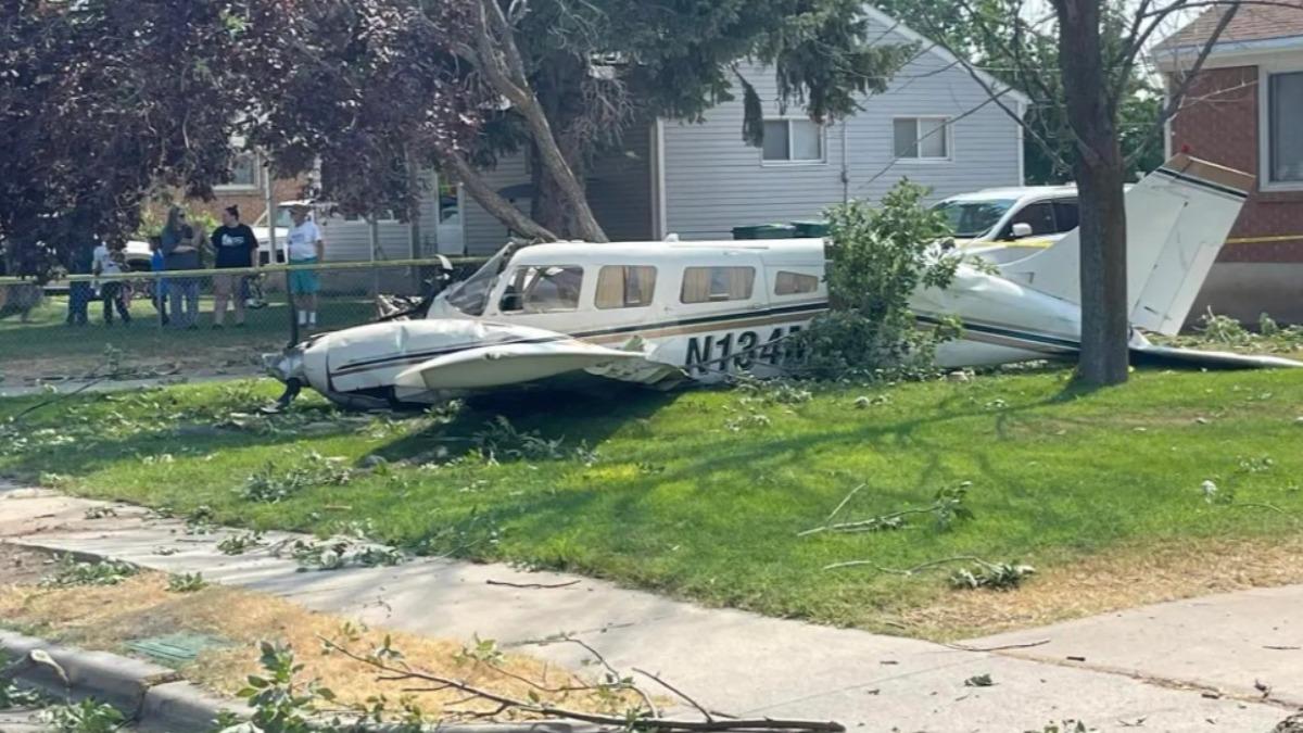 小飛機落地後一路滑行、險些擊中房屋。(圖/翻攝自Facebook@Roy City Fire & Rescue)