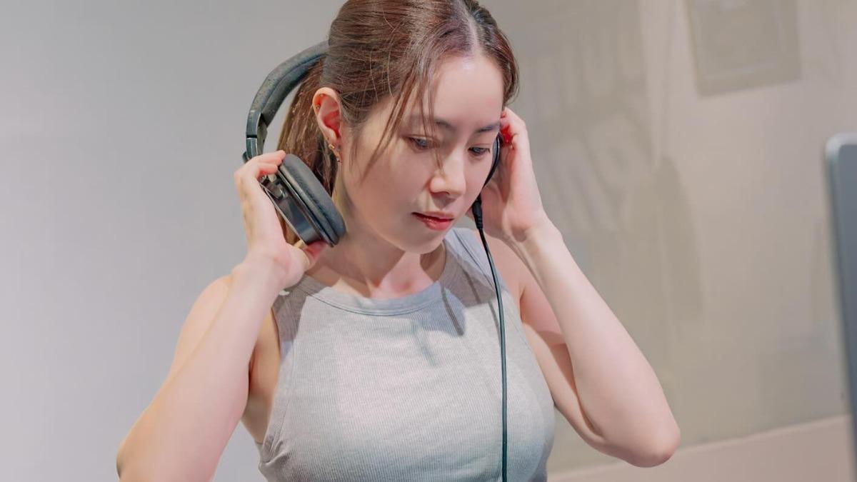 46歲徐懷鈺變辣DJ!短背心曬蠻腰美到逆天 網看傻:以為20歲