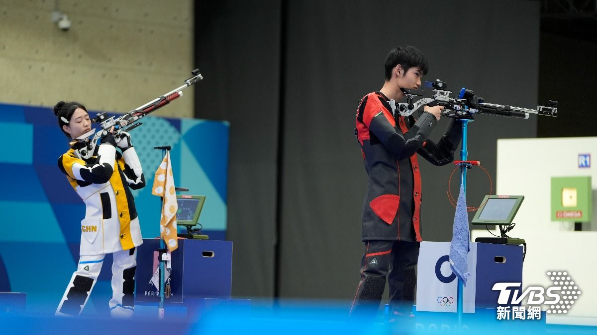 中國組合盛李豪（圖右）、黃雨婷（圖左）在決賽中以16比12擊敗南韓組合。（圖／達志影像路透社）