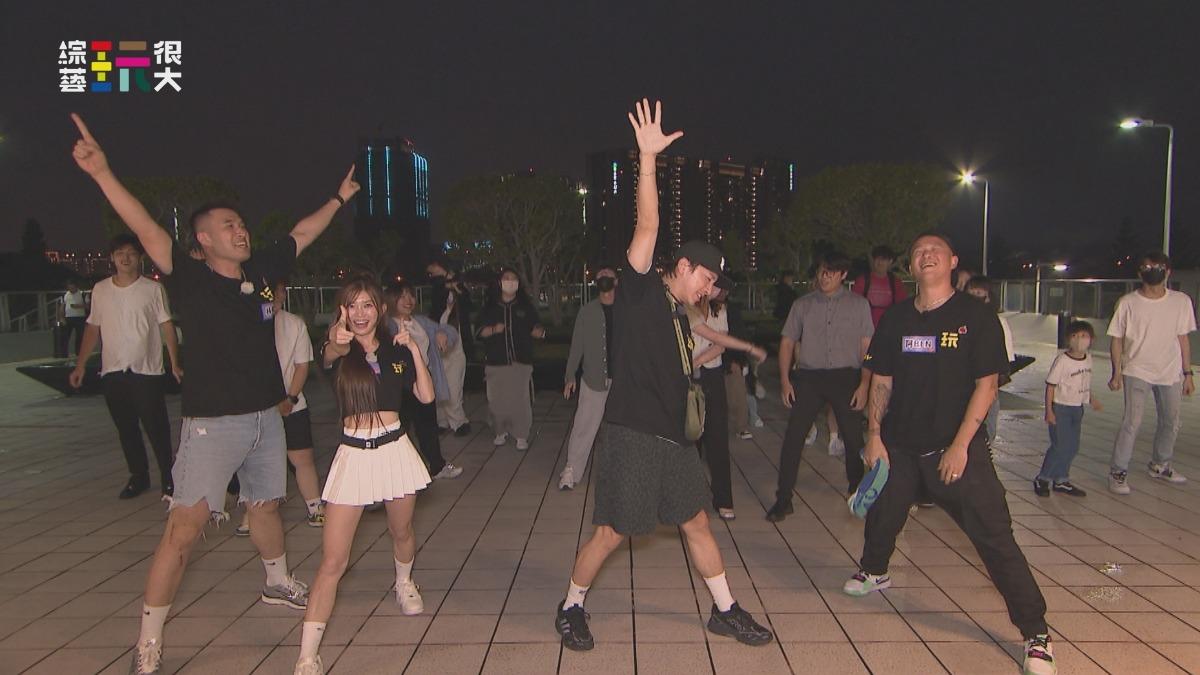 坤達(中)帶領黑隊挑戰任務。(圖/好看娛樂)