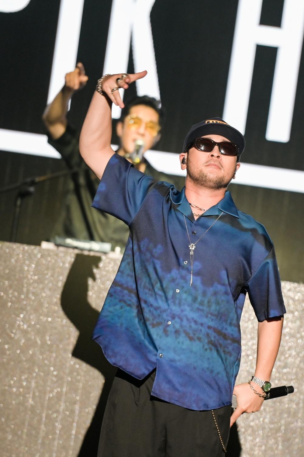 Mithra Jin(前)、DJ Tukutz承諾盡快再來演出。(圖/讀者提供)