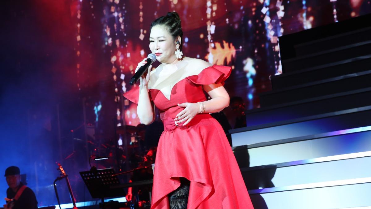 張秀卿以紅色爆乳華服驚喜亮相。(圖/寶吉祥集團提供)