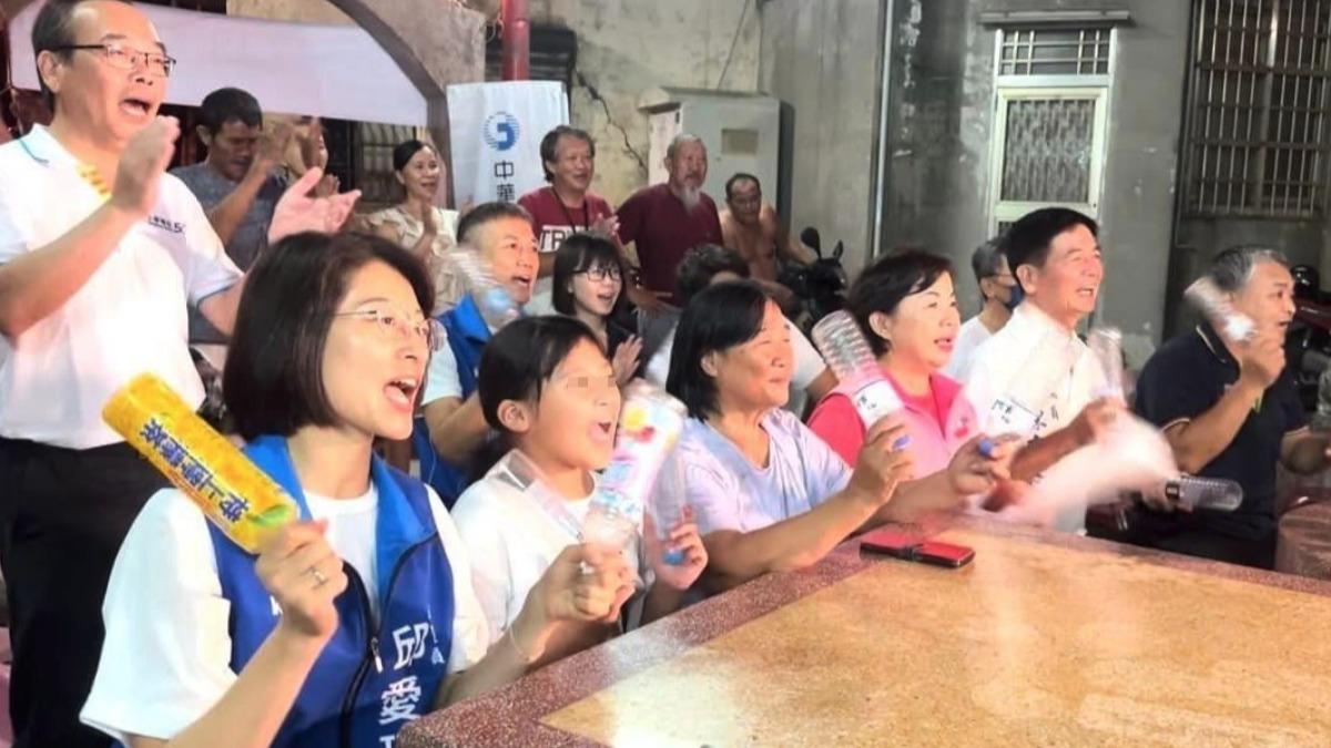 立委邀集后里鄉親及楊勇緯觀看賽事轉播。(圖/翻攝自楊瓊瓔臉書)
