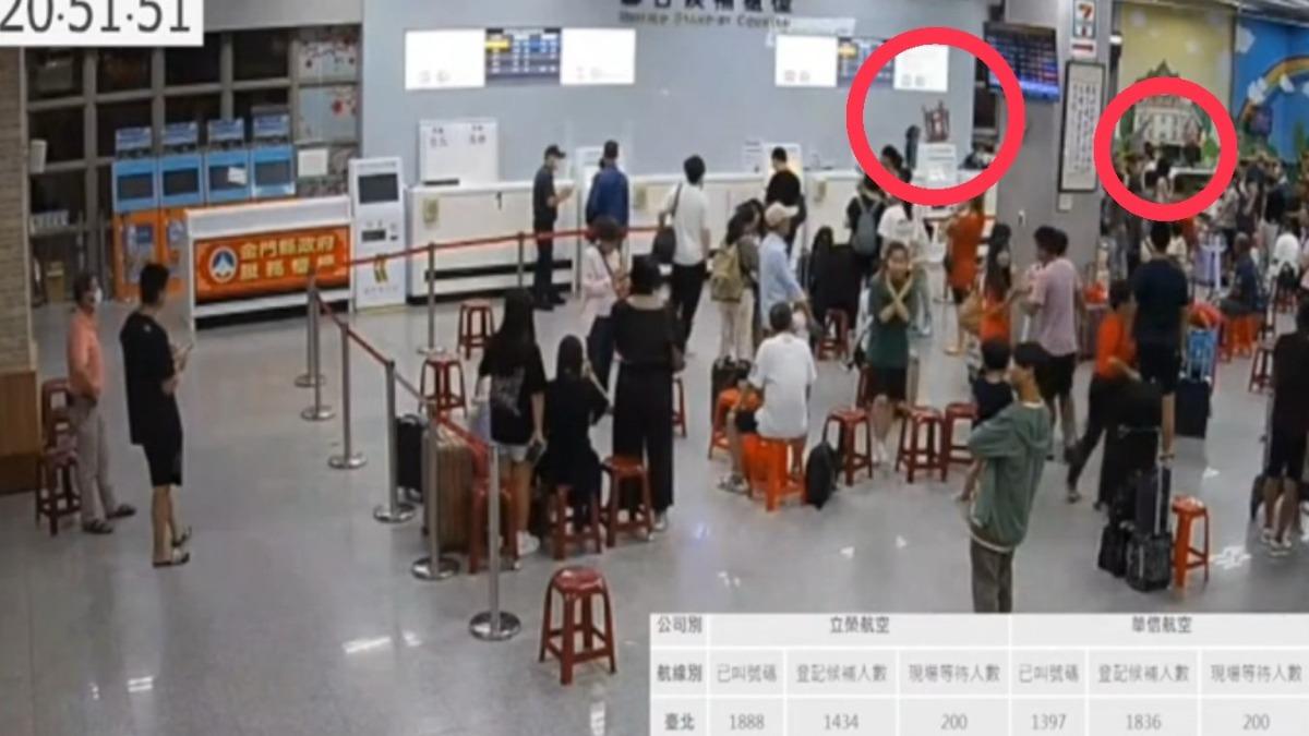 不滿等太久!金門機場「男拿椅子砸櫃台」 1地勤人員受傷