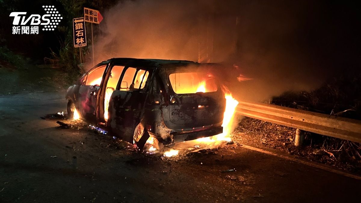 苗栗凌晨火燒車！休旅疑「落石撞破油底殼」　陷火海成廢鐵