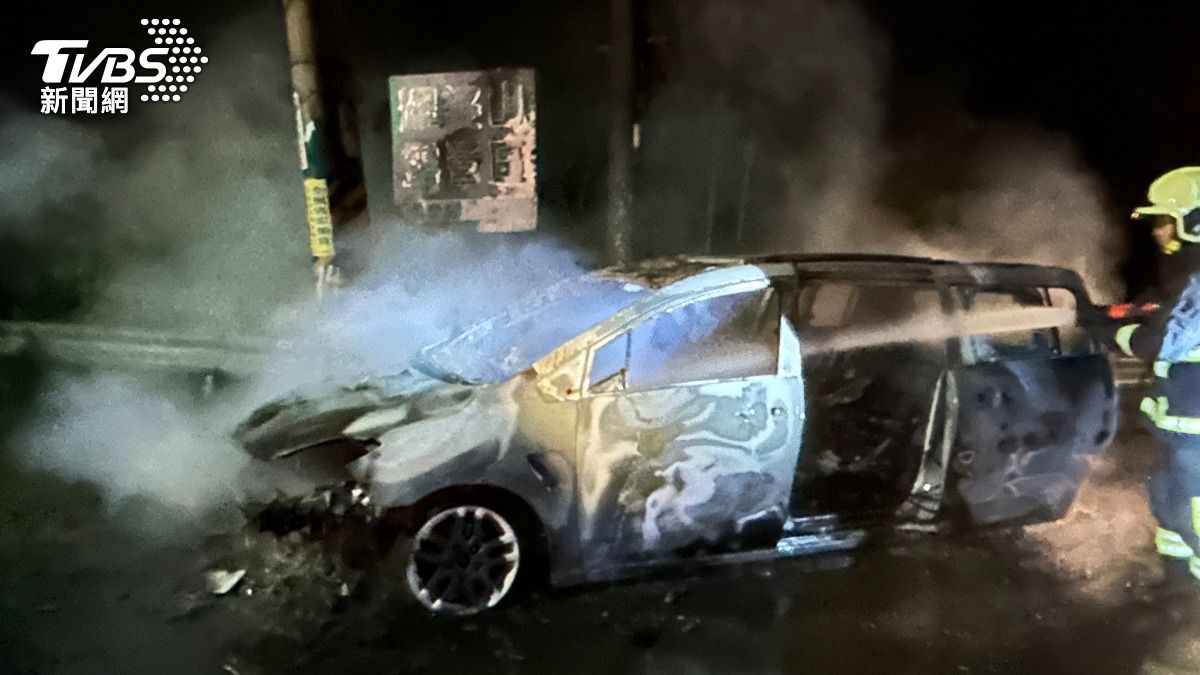 火勢凶猛,將車燒成廢鐵。(圖/TVBS)