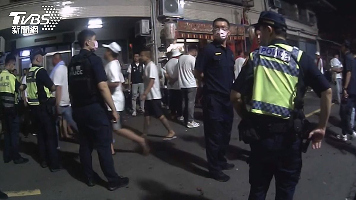 鼓山分局擔服廟會勤務人員獲報後,立即趕往現場查處約制。(圖/TVBS)
