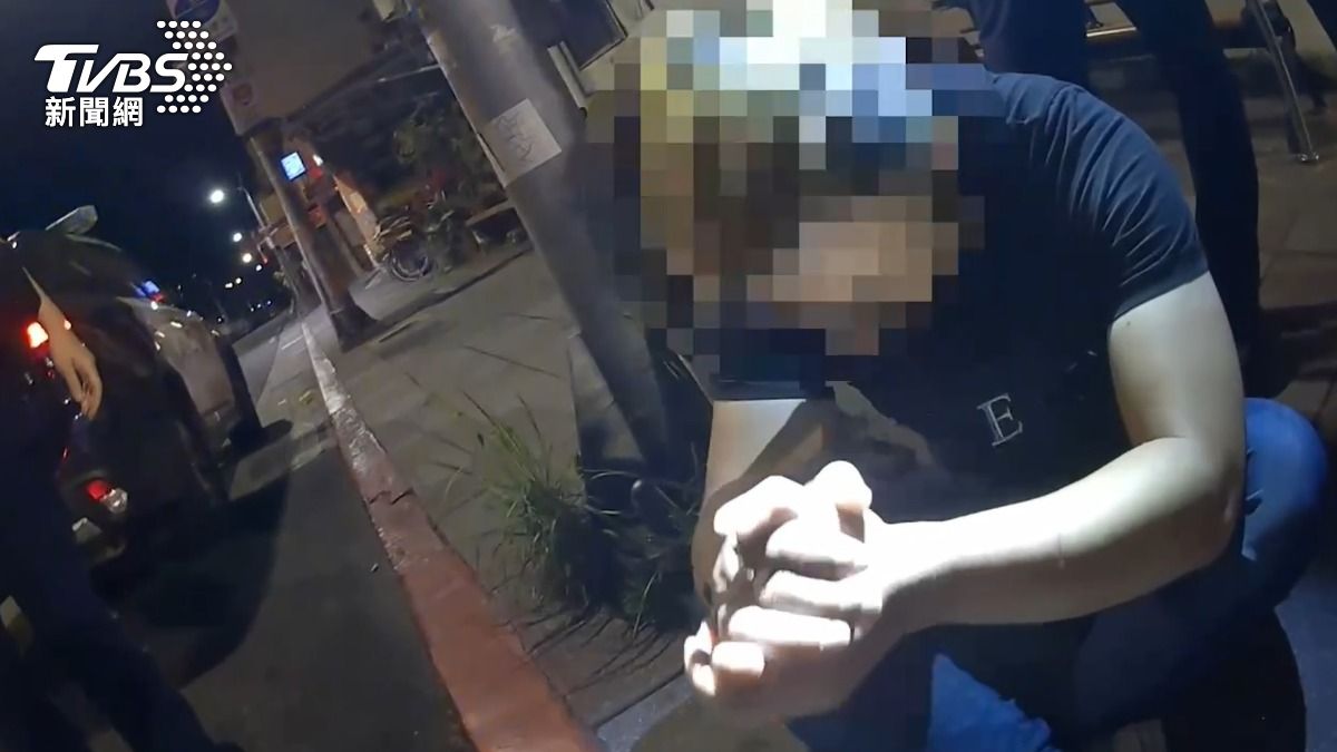 楊姓男子夾帶毒品被警方攔截逮捕。（圖／TVBS）