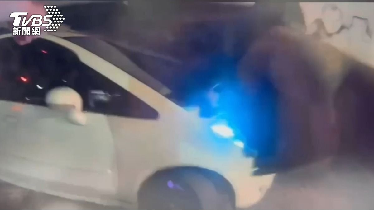 警方攔截拒檢逃逸的車輛,對空鳴槍喝令駕駛下車。(圖/TVBS)