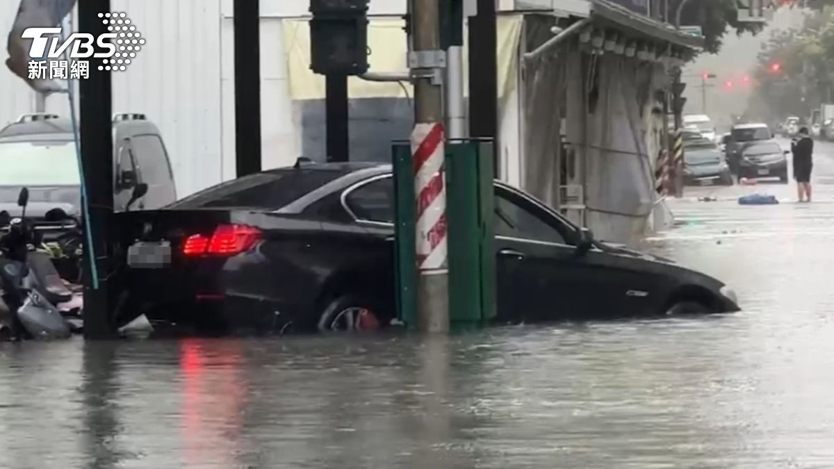 災後打劫？高雄拖吊業者坐地起價　泡水車1萬起