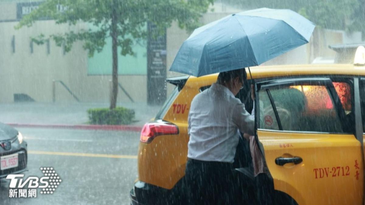 午後旺盛熱對流發展起來甚至會有短時大雨或豪雨出現,中部以北山區也可能有局部短時大雨。(圖/黃城碩攝)