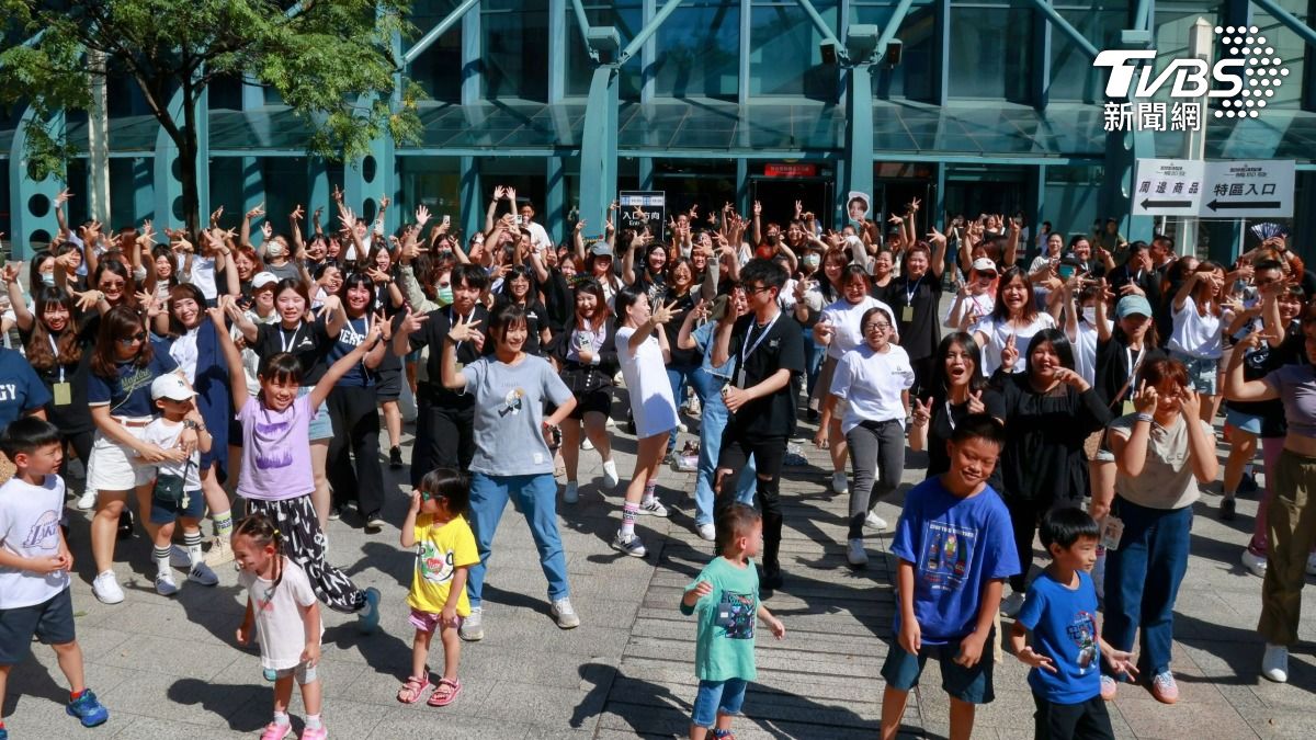 粉絲開心高喊「Energy is back」。(圖/趙世平攝)
