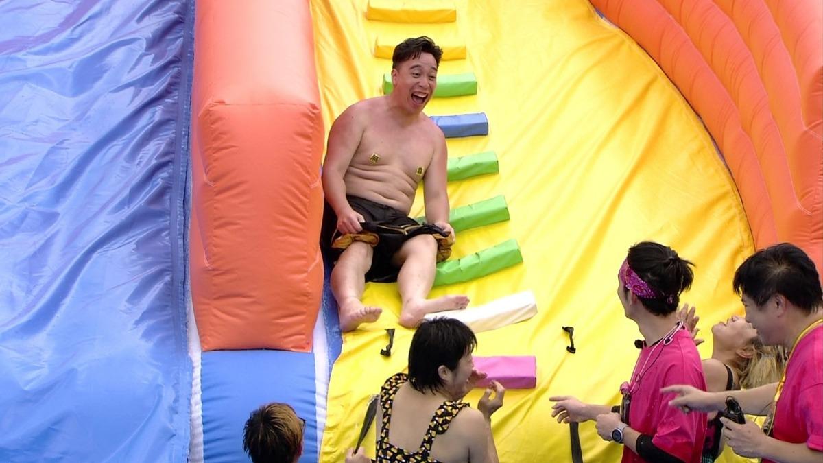 無尊玩遊戲時遭脫褲。(圖/民視提供)