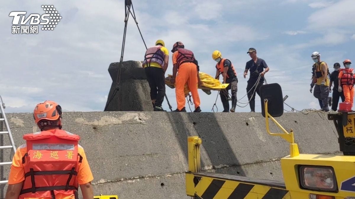 遺體遭海浪沖打至消波塊中，海巡人員於今日進行遺體搬運作業。（圖／TVBS）