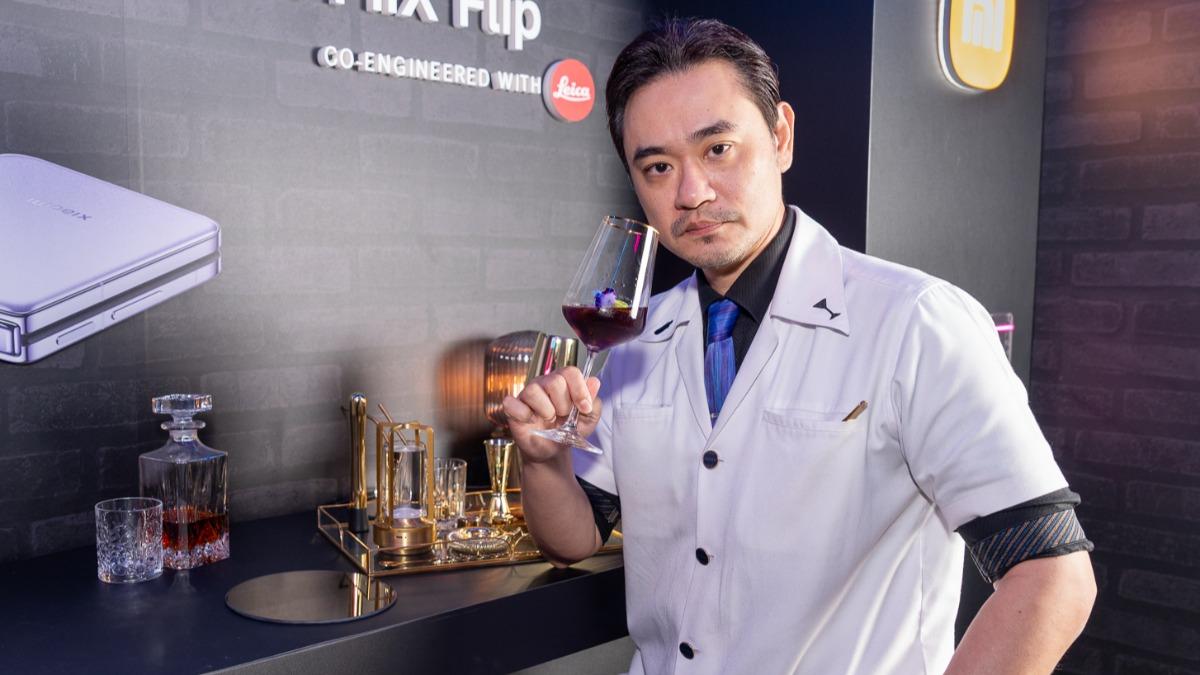 調酒師鄭亦倫為新機創作特殊色調酒。（圖／TVBS）