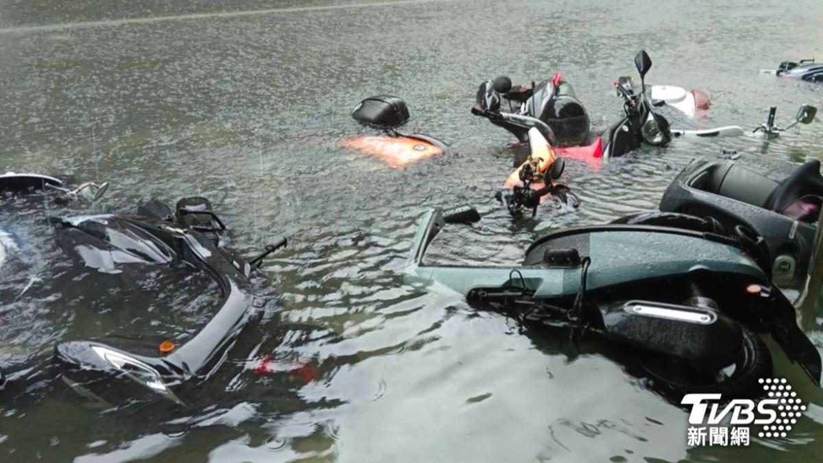 南部大淹水...他騎「水陸通用車」無阻!過來人認:不擔心熄火