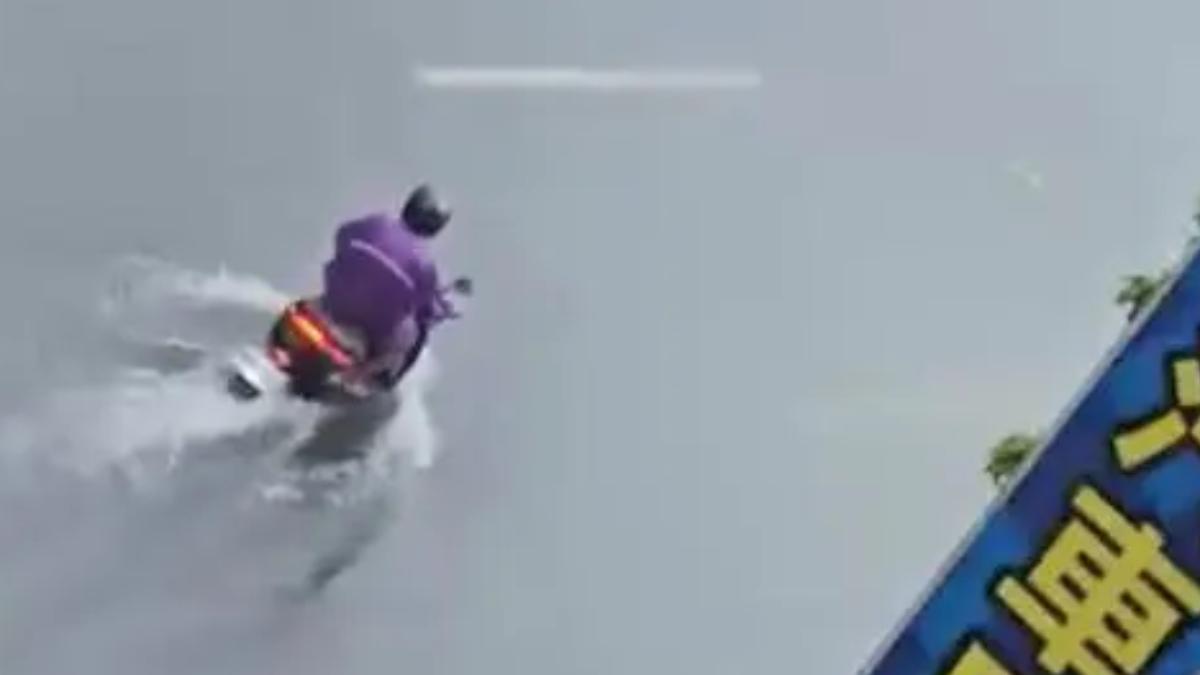 網友看到電動機車在淹水地區暢行無阻。(圖/翻攝Dcard)
