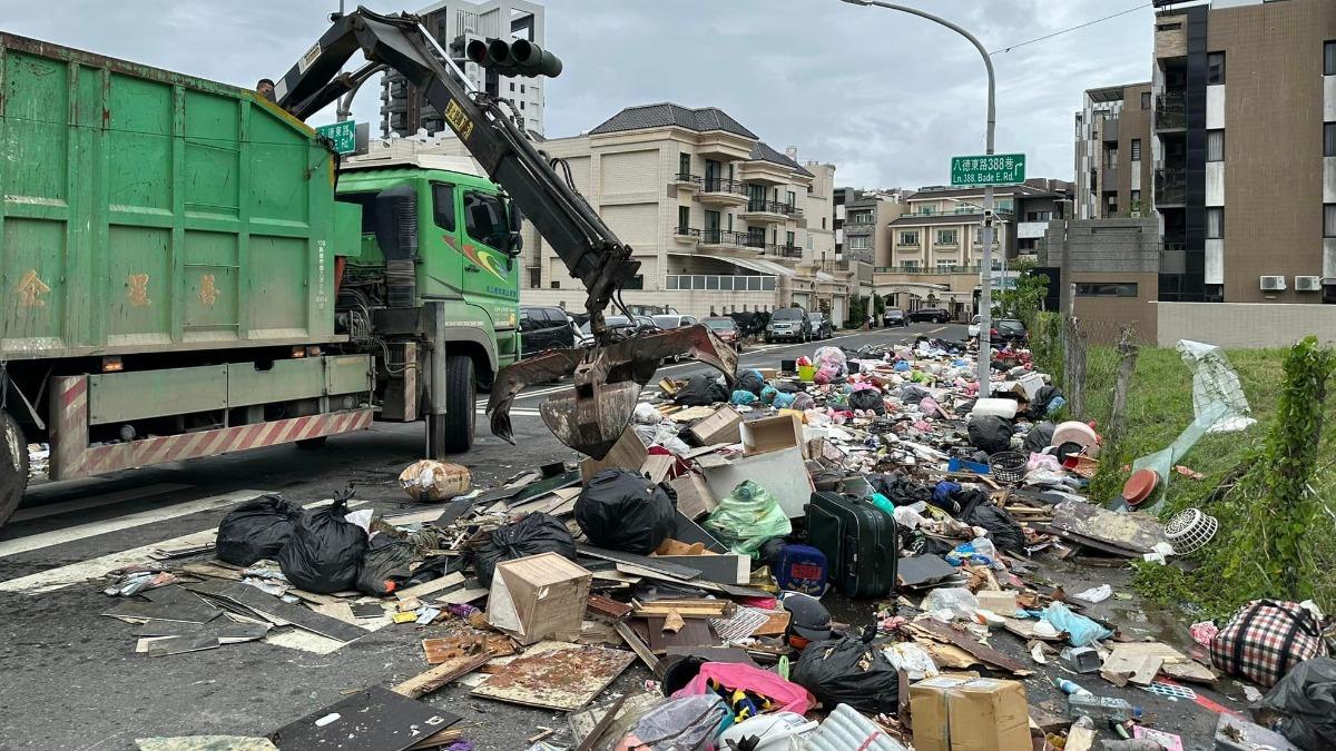 高雄市灣內裡遭逢嚴重水災,居民們急忙善後家園導致街邊出現「垃圾長城」。(圖/取自臉書社團{仁武人}※大小事)