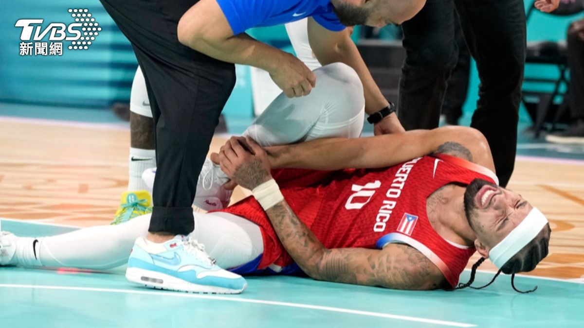 巴黎奧運/男籃首戰傳傷情!疑右腳踝重創 「NBA神偷」遭抬出場