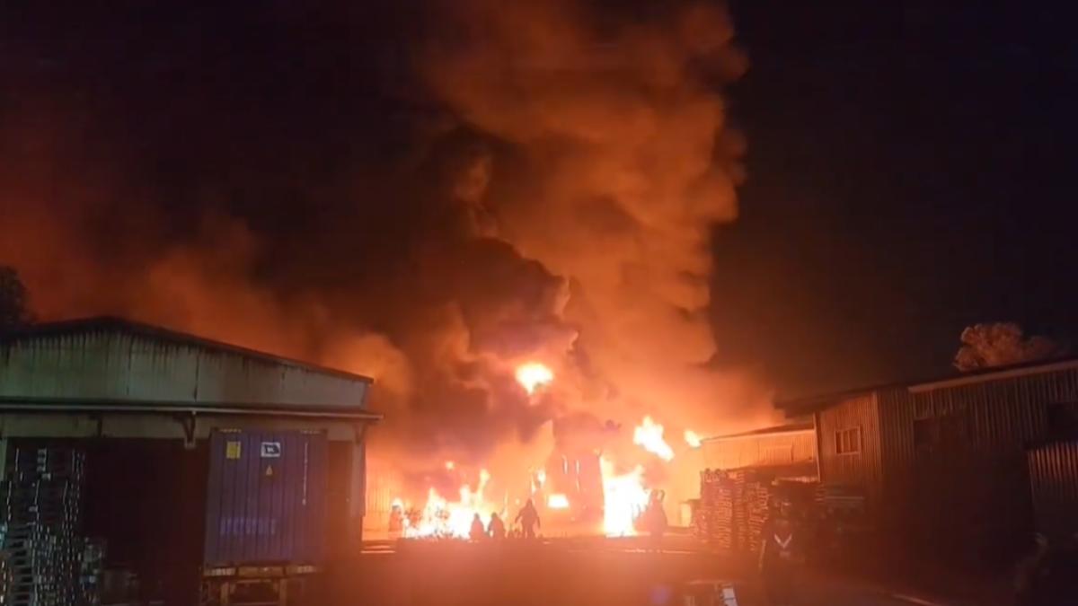 桃園龜山化學倉儲廠「深夜竄火」!爆炸聲頻傳烈焰猛燒畫面曝