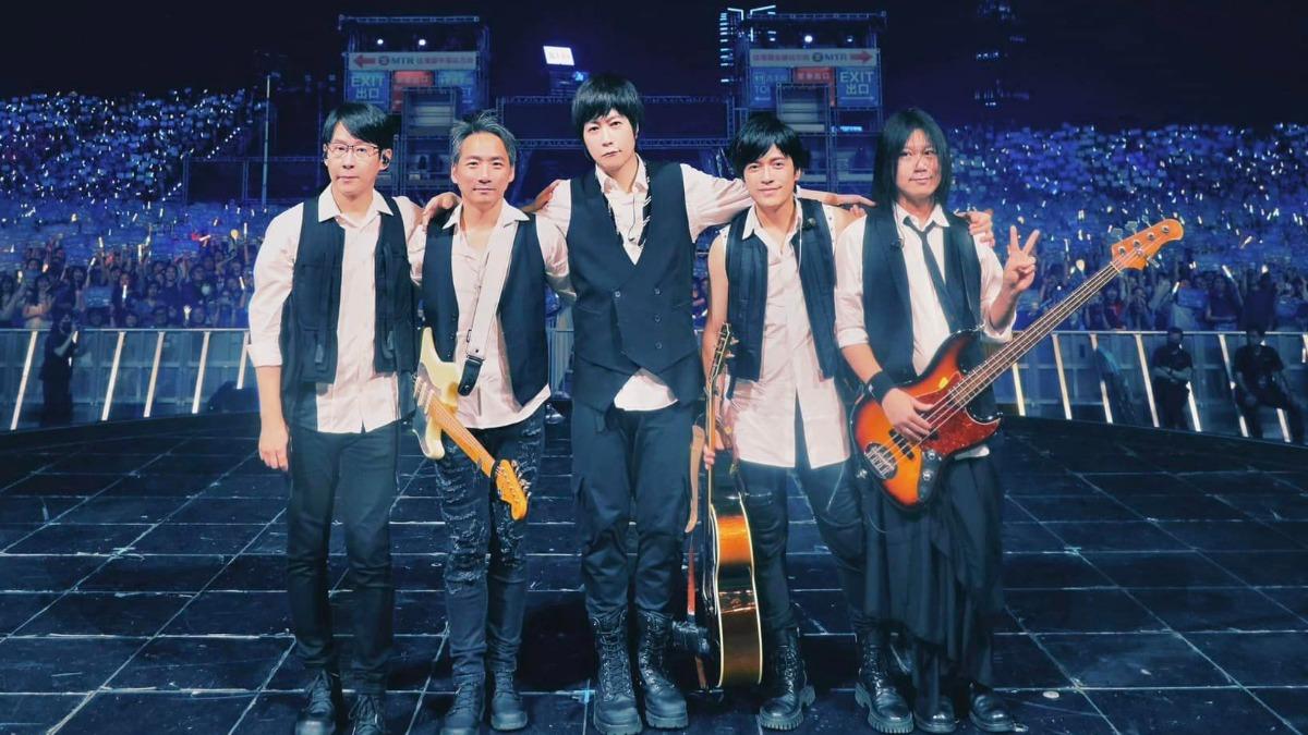 五月天巡演持續進行中,石頭(左二)突發不適,團員們都相當擔心。(圖/翻攝自五月天臉書)