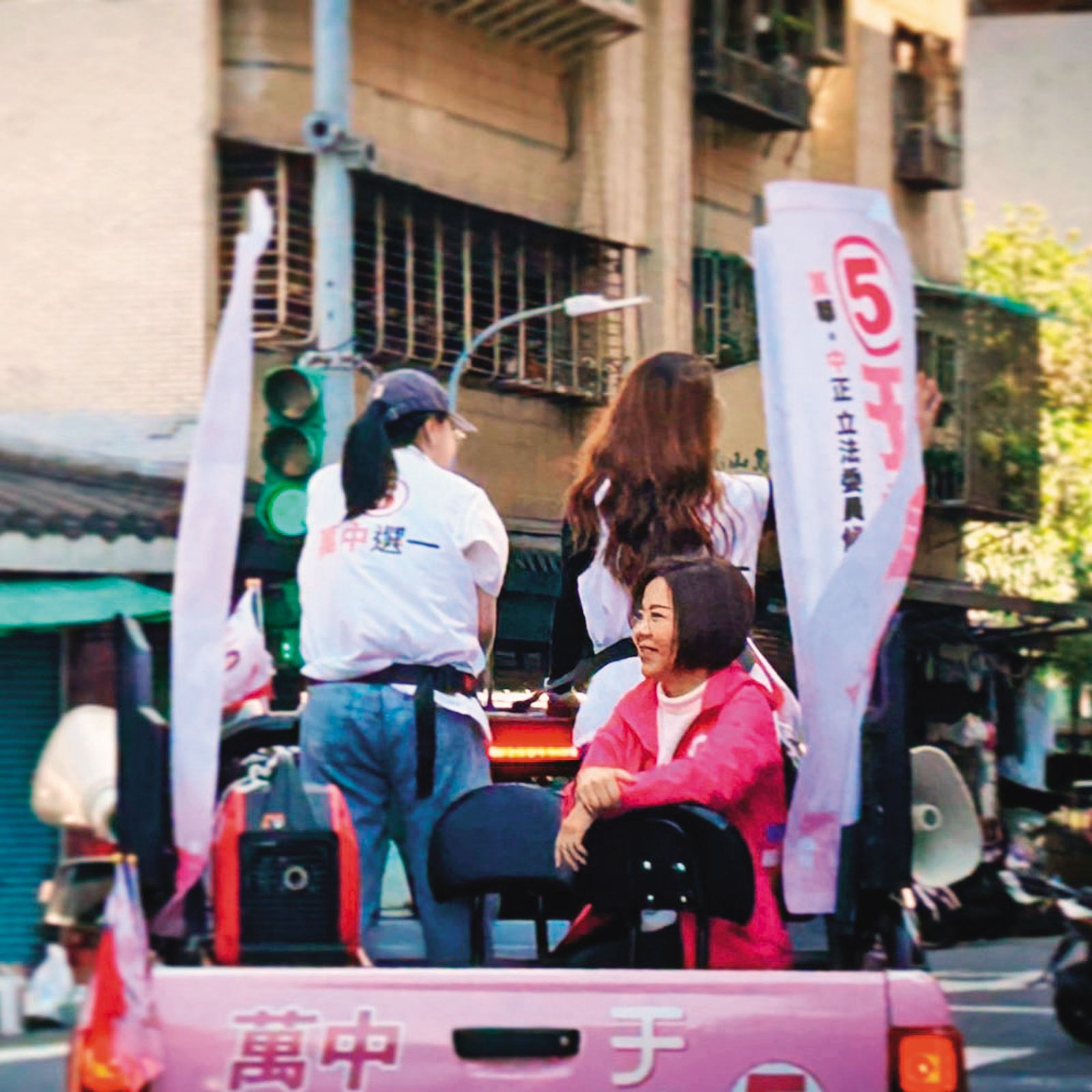 敗選後于美人仍以車掃向支持者表達謝意。（圖／翻攝于美人臉書）