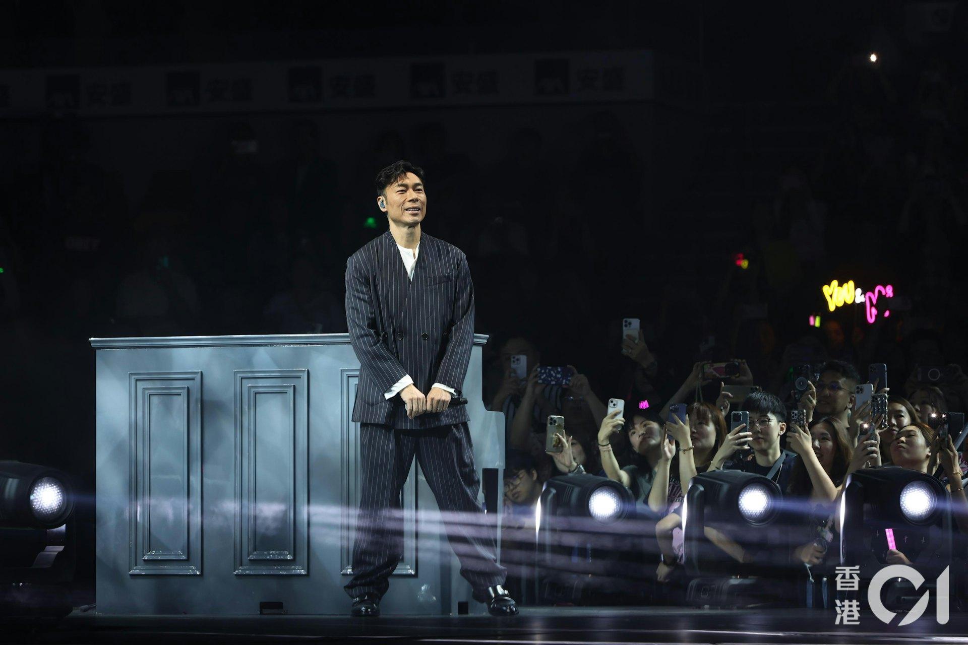 許志安13場以來都擔任老婆鄭秀文演唱會嘉賓,鋼琴伴奏兼合唱《世紀末煙花》。(圖/香港01)