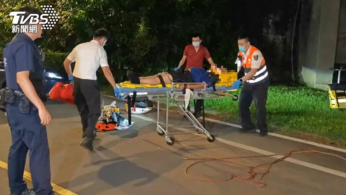 張男自撞掉進排水圳內,警消到場搶救。(圖/TVBS)