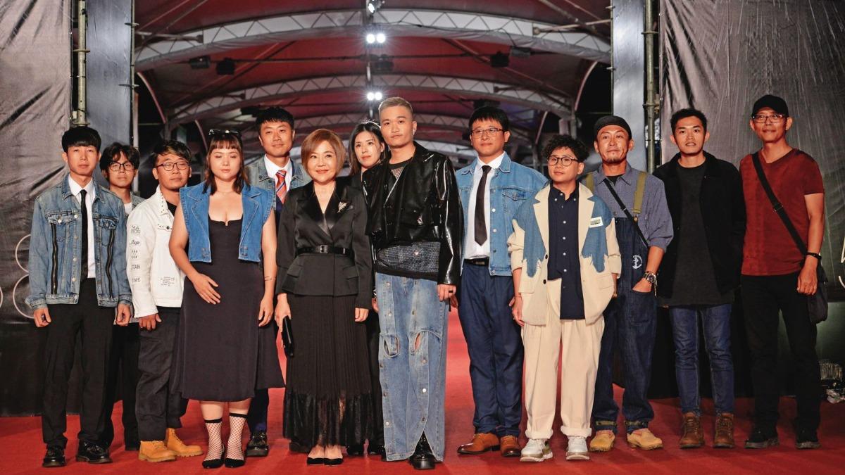 拜票不見于美人!黃金週在走金鐘紅毯 吳沛憶曾曝:都工讀生跑基層