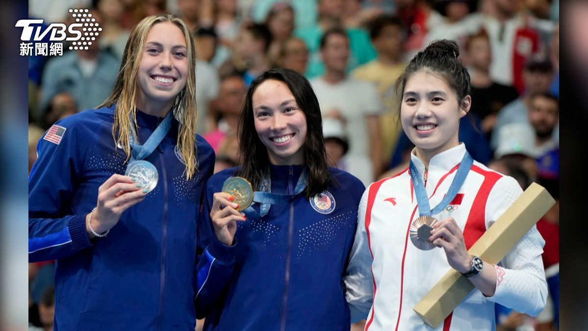巴黎奧運女子100公尺蝶式決賽,美國簡愛(中)、沃爾什(左)包辦金銀,中國張雨霏拿下銅牌。(圖/達志影像美聯社)