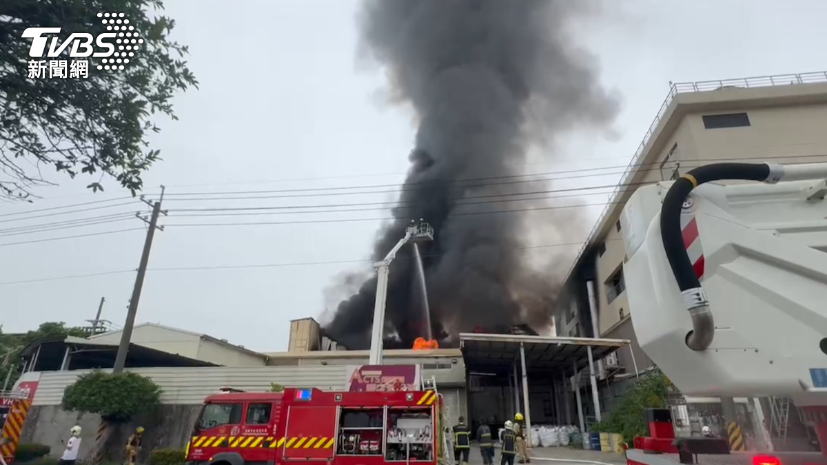 快訊／高雄大發工業區驚傳爆炸！黑煙蔽天　空氣瀰漫化學藥劑味