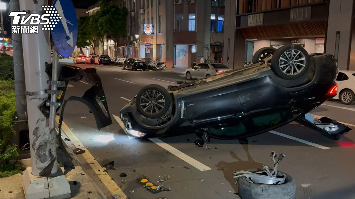 又是毒駕!北市男警局旁自撞翻車「輪胎噴飛」 車上搜出毒菸彈