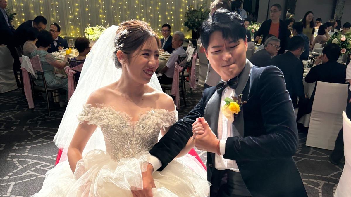 「學姐」黃瀞瑩結婚了!甜嫁記者老公 披白紗大露美胸