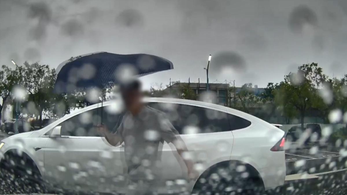 硬要搶充電位！特斯拉男失控硬拔　闖車拽長髮妹飆三字經