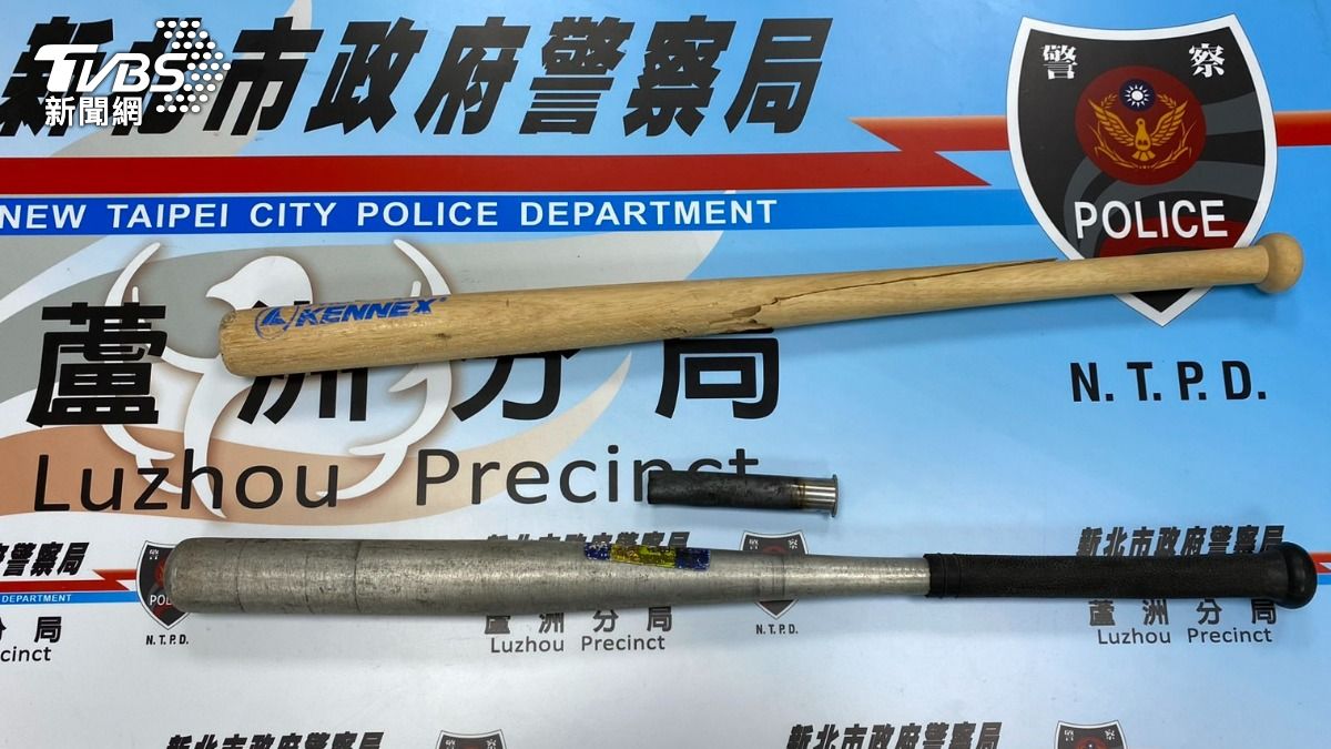 警方查扣球棒、信號彈殘骸。(圖/TVBS)