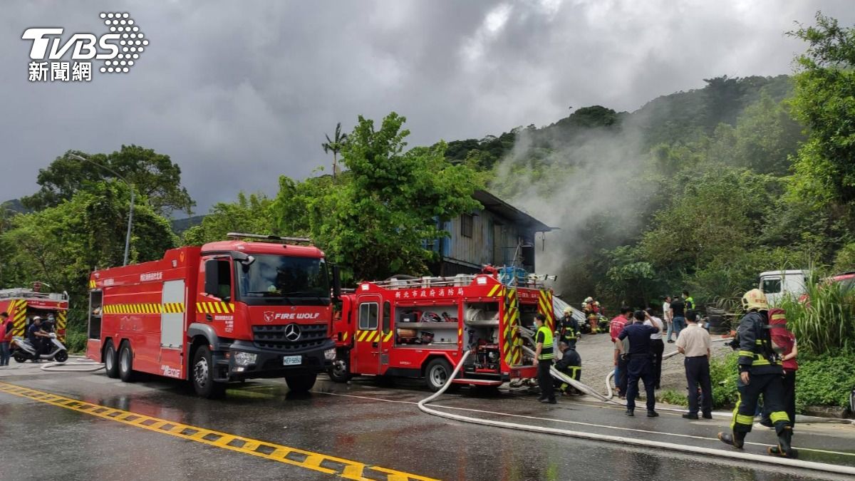瑞芳鐵皮工寮起火,警消到場搶救。(圖/TVBS)