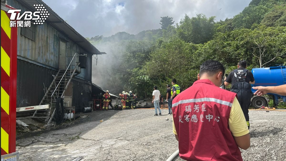 起火地點旁停著1輛油罐車。(圖/TVBS)
