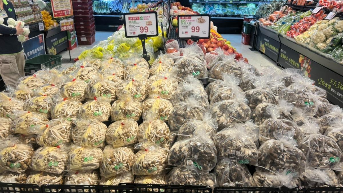 颱風菜價漲!賣場推平價專區 高麗菜75元、有機菇買1送1