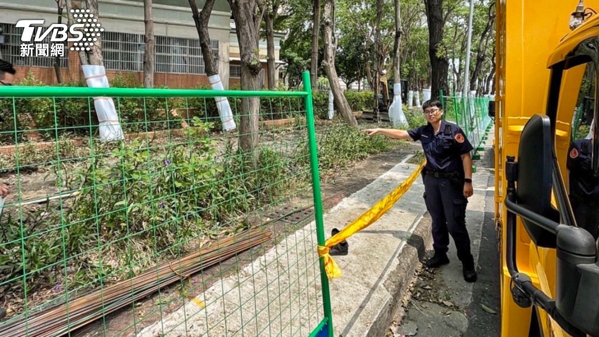快訊/高雄中崙國小飄瓦斯味!瓦斯管線遭挖斷 警消急灑水