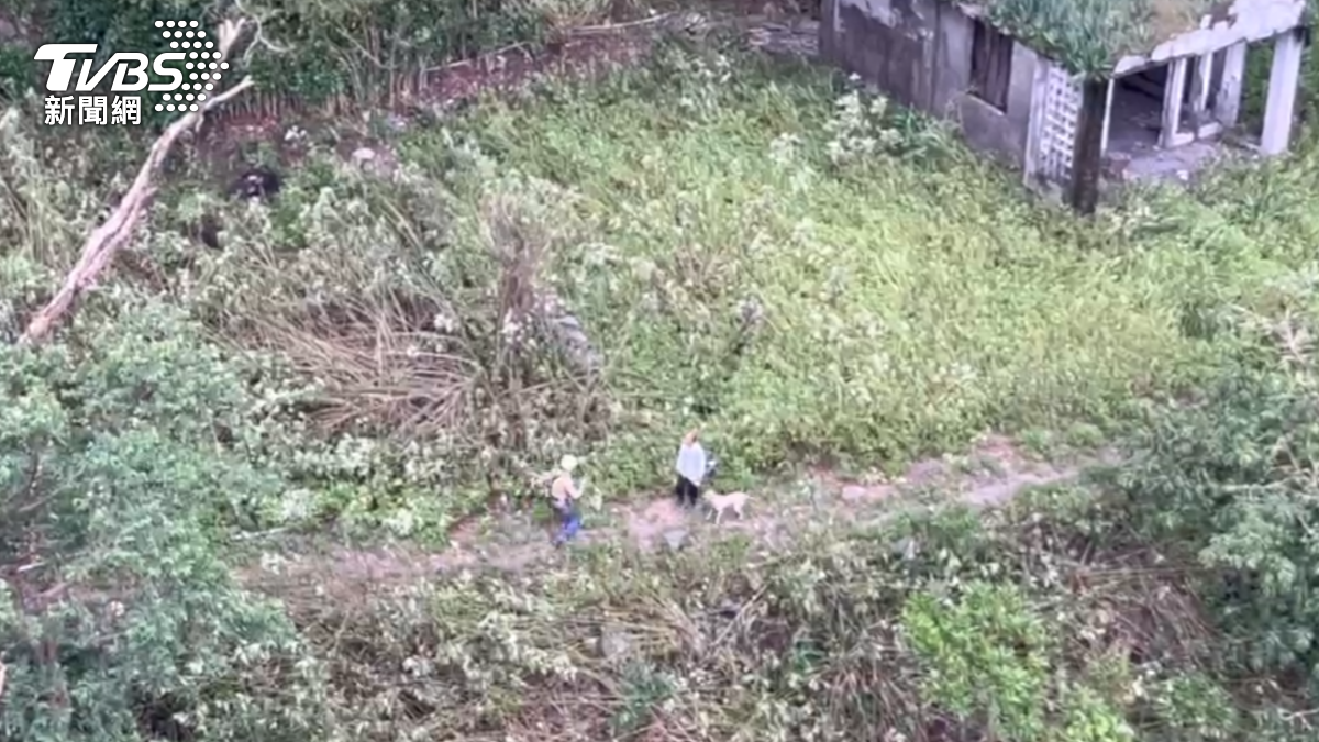 屏東縣消防局獲報後出動直升機前往搜救,並使用無人機進行空拍。(圖/TVBS)