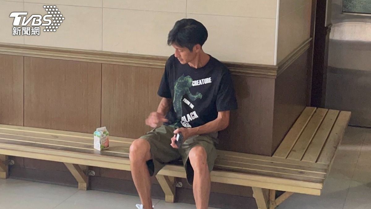 說好領回母遺體！唐治平坐過站遲到1小時　現身板橋殯儀館