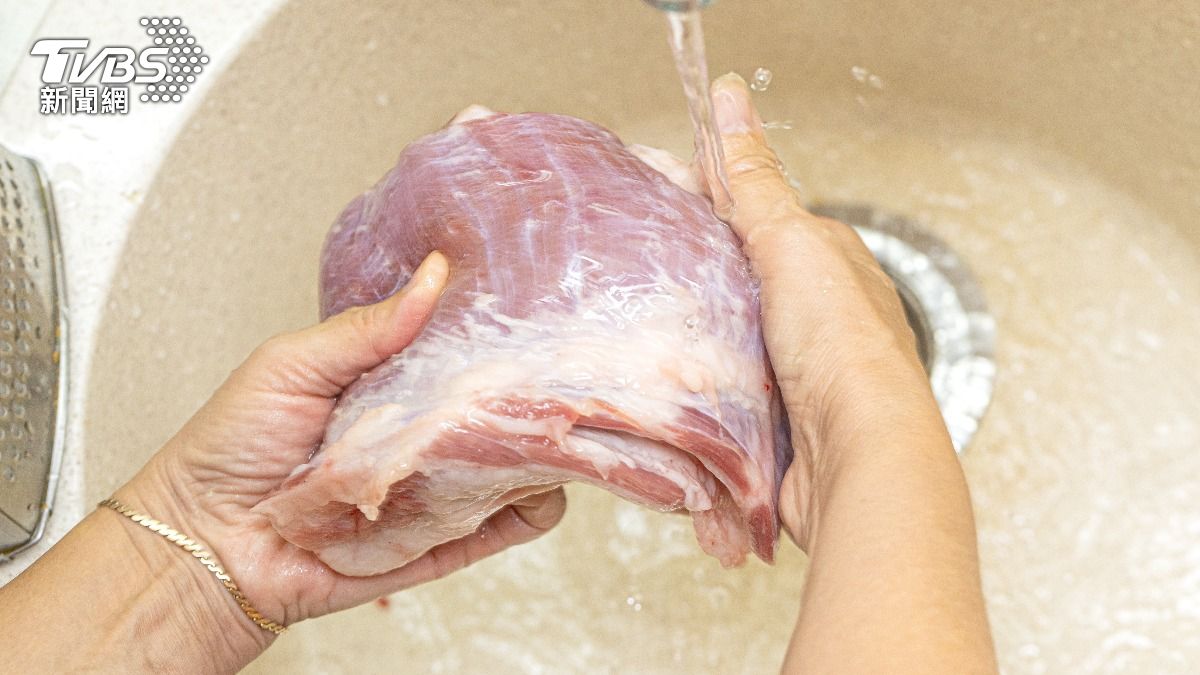 「徒手摸豬肉」感染鏈球菌!陸男慘送醫 竄瘀斑毒血症纏身