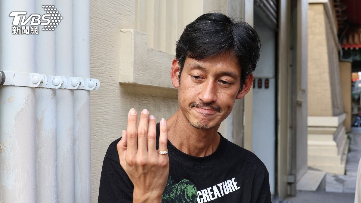 唐治平看著母親的戒指。(圖/葉志明攝)