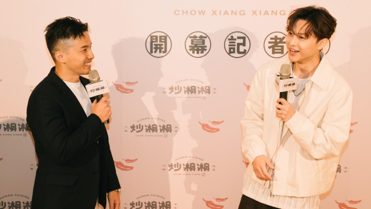 王子（右）幫阿緯站台。（圖／緯豆集團提供）