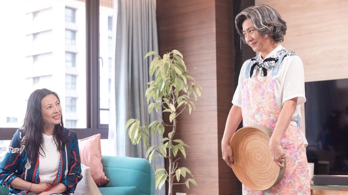 陳孝萱(左)到訪楊麗音的豪宅,還把她誤認為幫傭。(圖/華視提供)