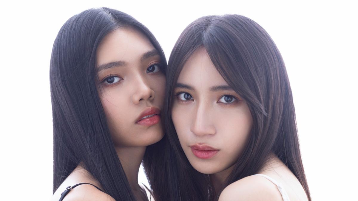 Lexa(左)、Kaį(右)拍宣傳照。(圖/滾石唱片提供)