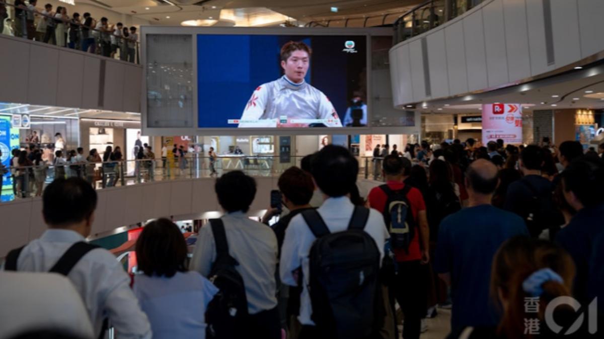 民眾聚集在商場觀看比賽。（圖／香港01）
