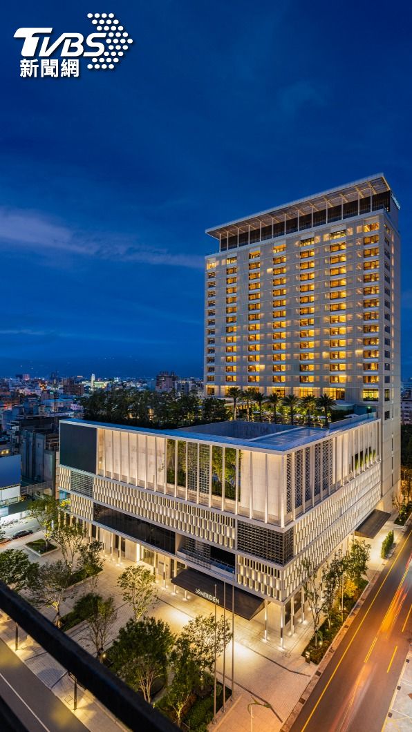 酒店另外推出「Sky Bar天空吧」,可登25樓一覽花蓮市美景。(圖/業者提供)